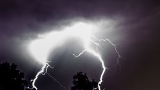 Trú mưa ở chòi ngoài rẫy, hai vợ chồng bị sét đánh tử vong