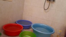  Cảnh tích nước tạm như thế này là cảnh thường thấy ở khu chung cư cao cấp TSQ Euroland trong những ngày mất nước. Ảnh: Minh Thư