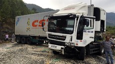 Xe đầu kéo biển Bình Thuận chắn ngang đường tránh Nam Hải Vân. 