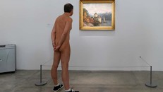Một khách quan không mặc gì đang thưởng thức tác phẩm nghệ thuật bên trong bảo tàng
