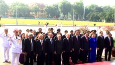Các đồng chí lãnh đạo, nguyên lãnh đạo Đảng, Nhà nước tưởng nhớ Chủ tịch Hồ Chí Minh. Ảnh: VGP/Đình Hải