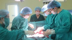 Cắt bỏ khối u nặng hơn 10kg cho một bệnh nhân nam