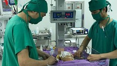 Cứu sống trẻ sơ sinh 16 ngày tuổi bị u lớn ở lồng ngực
