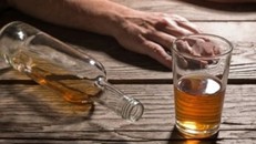 Bạn thách uống hơn 1 lít rượu, bé trai 11 tuổi nguy kịch