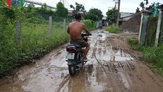 Đường nội ô Mỹ Tho lầy lội, gây tai nạn giao thông