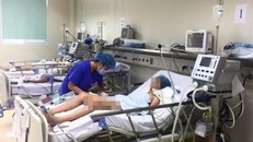 Bệnh nhi bị viêm não Nhật Bản nặng, phải thở máy đang nằm điều trị tại khoa Truyền nhiễm, Bệnh viện Nhi Trung ương