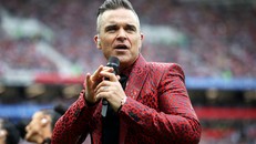 Nhà đài xin lỗi vì màn 'ngón tay thối' của Robbie Williams