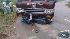 Xe máy đấu đầu xe khách, 3 người nhập viện