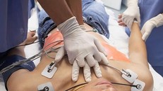 Một trường hợp bệnh nhân 62 tuổi tại Hà Nội có sẵn bệnh lý tim mạch sau khi xem bóng đá 3 trận đấu liên tục đã nhập viện. Ảnh minh họa