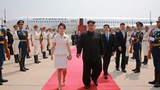 Phu nhân ông Kim Jong-un khoe gu thời trang thanh lịch ở Trung Quốc