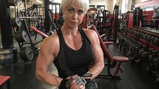 Nữ vận động viên thể hình U70 với cơ bắp cuồn cuộn như đàn ông