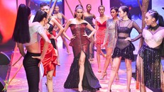 Võ Hoàng Yến gặp sự cố trang phục, lộ ngực khi trình diễn