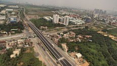 Cầu vượt 200 tỷ ở Sài Gòn vừa thông xe 24 giờ đã sụt lún, trồi nhựa