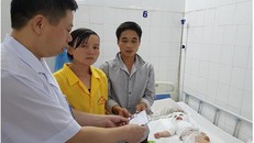 Con bị bỏng nặng, mẹ nằng nặc xin không chuyển lên bênh viện Trung ương