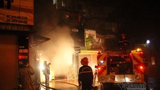 Hà Nội: Khu tập thể cháy lớn trong đêm, nhiều người mắc kẹt