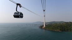 Trẻ em đi cùng bố mẹ được miễn phí vé cáp treo Hòn Thơm
