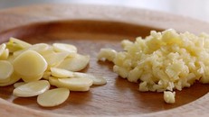 Người phụ nữ Anh bỏng độ 2 vì đắp tỏi chữa nấm móng