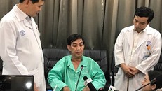 Phẫu thuật lấy 10 mảnh dăm gỗ cắm sâu trong mắt gần 1 tháng