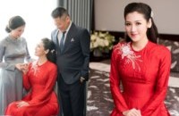 Á hậu Tú Anh xinh đẹp, e ấp bên bố mẹ trước giờ theo chồng về dinh