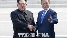Tổng thống Hàn Quốc Moon Jae-in (ảnh, phải) và nhà lãnh đạo Triều Tiên Kim Jong-un (ảnh, trái). Ảnh: EPA- EFE/TTXVN