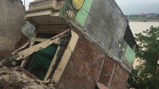 Hàng loạt ngôi nhà bị sạt lở hoàn toàn xuống sông ở phường Đồng Tiến (TP Hòa Bình).