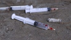 Virus HIV sống được bao lâu trong bơm kim tiêm?