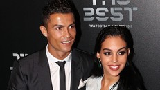 C. Ronaldo khoe áo đôi đắt tiền mua cùng bạn gái