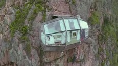 Khách sạn leo giữa vách núi cao 400m, nhìn xuống khung cảnh đẹp như mơ