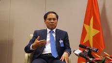 Thứ trưởng thường trực Bùi Thanh Sơn trả lời phỏng vấn sau phiên Bế mạc Hội nghị Ngoại giao 30. Ảnh: Phan Nhung