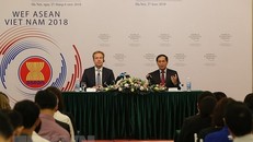 Thứ trưởng Thường trực Bộ Ngoại giao Bùi Thanh Sơn, Trưởng Ban Tổ chức WEF ASEAN 2018 và Chủ tịch WEF Borge Brende chủ trì họp báo về WEF ASEAN 2018. Ảnh: TTXVN