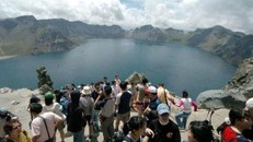 Triều Tiên lần đầu cho du khách nước ngoài cắm trại ở núi Baekdu