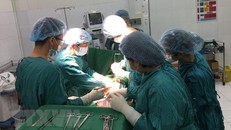 Bác sỹ Trung tâm y tế huyện Nhơn Trạch tiến hành phẫu thuật cứu sống cho bệnh nhân Phạm Văn Bền bị vỡ lá lách do tai nạn giao thông. (Ảnh: Lê Xuân/TTXVN)