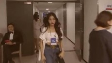 Hòa Minzy mạo danh nhân viên, vào hậu trường chụp ảnh khiến Fan BTS phẫn nộ