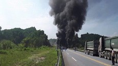 Xe bồn lao xuống chân cầu bốc cháy, có thể phải xây lại cầu