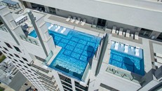 Hồ bơi 'xuyên thấu' trên đỉnh tòa nhà 42 tầng