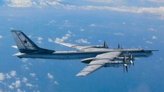 Đang tập trận rầm rộ, máy bay ném bom Nga bị chiến cơ Mỹ chặn đuổi