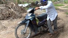 Con đường chỉ còn có 400m chưa hoàn thành khiến cho hơn 40 hộ dân đi lại rất khó khăn.