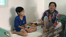 Bé trai 12 tuổi bị rắn lục dài gần 1m cắn