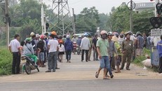 Xe máy bị tàu hỏa kéo lê hơn 200m, 1 người tử vong tại chỗ