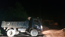 Xe Ben vào để chở đất