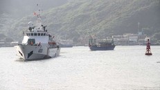 Tàu Cảnh sát biển 4038 lai kéo tàu bị nạn về cập cảng Hải đoàn 48 – Quy Nhơn. Ảnh: Tr.Định