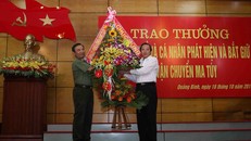 Thưởng nóng các tập thể, cá nhân vụ bắt hơn 300 kg ma túy đá