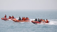 Lực lượng cứu hộ Indonesia tìm thấy một vật thể 22 m chìm sâu dưới nước. (Ảnh: Reuters)