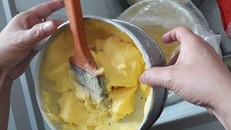 Khay chứa bơ dùng làm bánh có côn trùng. Ảnh: TRẦN NGỌC