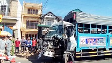 Ô tô chở 50 hành khách tông vào xe tải trên Quốc lộ 20