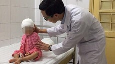 ThS.BS Nguyễn Mạnh Hùng, khoa Phẫu thuật Thần kinh thăm khám cho bệnh nhi sau phẫu thuật. Ảnh: HY.