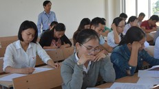 Các thí sinh tham gia một kỳ thi tuyển ở Quảng Ngãi.