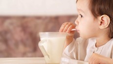 Bé trên 1 tuổi nhận biết được sự thay đổi của nhiệt độ trong sữa. Ảnh: Pinterest.