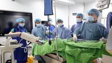 Các bác sĩ tiến hành đặt Stent - Graft trên người bệnh bị phình tách động mạch chủ tại Bệnh viện Đa khoa tỉnh Phú Thọ. Ảnh: Diệu Linh