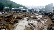 Hàng chục ngôi nhà bị san phẳng sau vụ sạt lở núi kinh hoàng ở thôn Thành Phát, xã Phước Đồng sáng 18/11. Ảnh: An Bình.